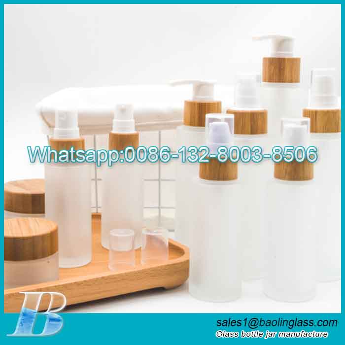 Botella de loción de vidrio esmerilado cosmético con spray de bomba de tapa de bambú