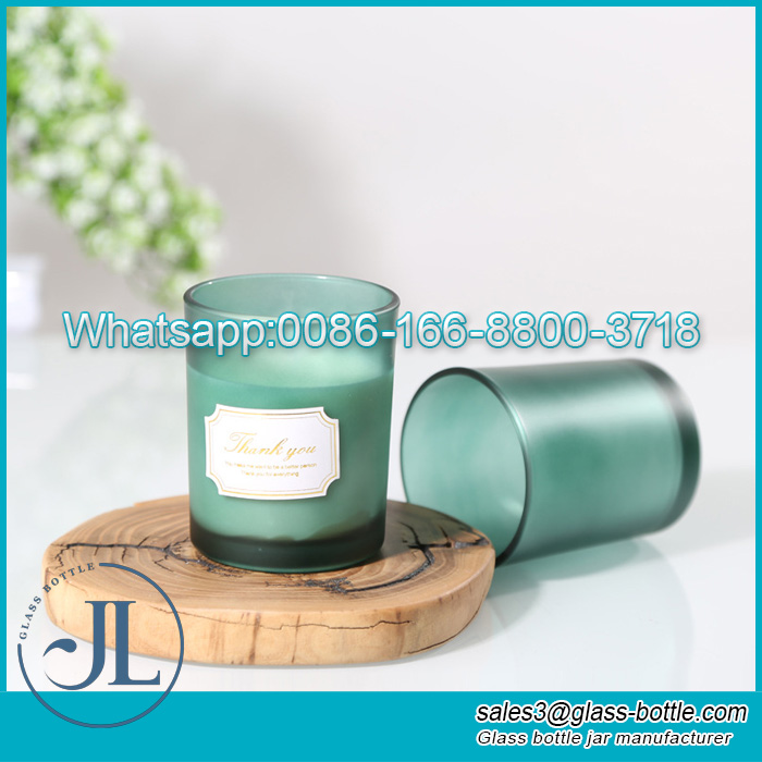 Vaso portacandele in vetro cilindrico verde smerigliato personalizzato con coperchio in legno per candela di cera di soia