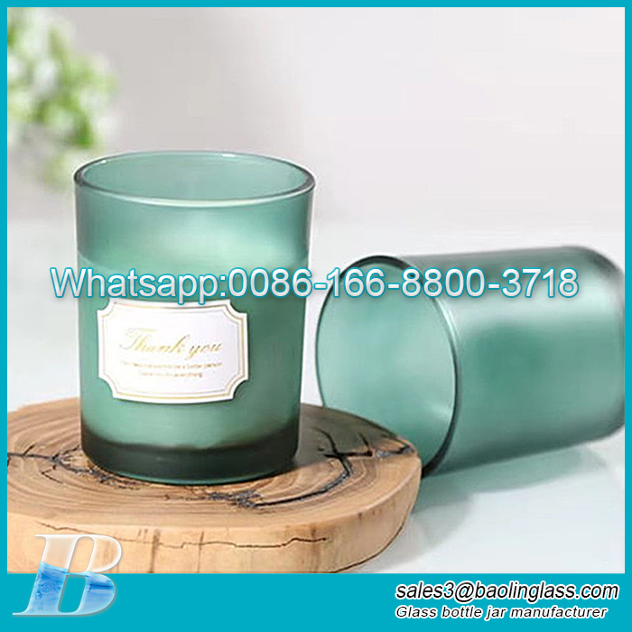 Tarro de candelabro de vidrio cilíndrico verde esmerilado personalizado con tapa de madera para vela de cera de soja