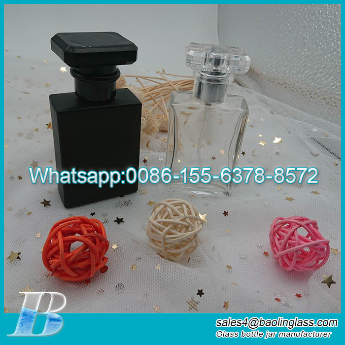 50ml Bouteille de pulvérisation de pompe en verre de parfum carré classique Fabricant de bouteille de pulvérisateur transparente de luxe