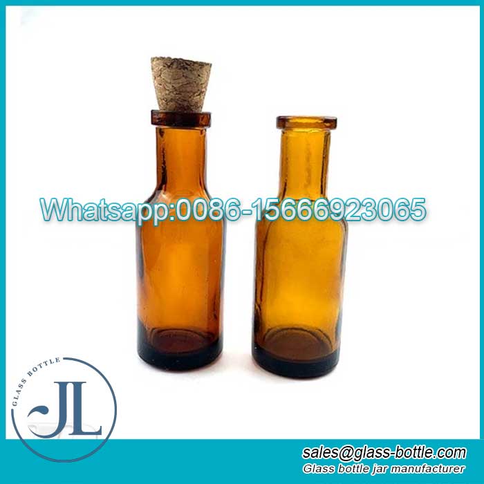 Bernsteinfarbene Medizinflasche mit Korkstopfen für Apotheke oder Chemikerlabor