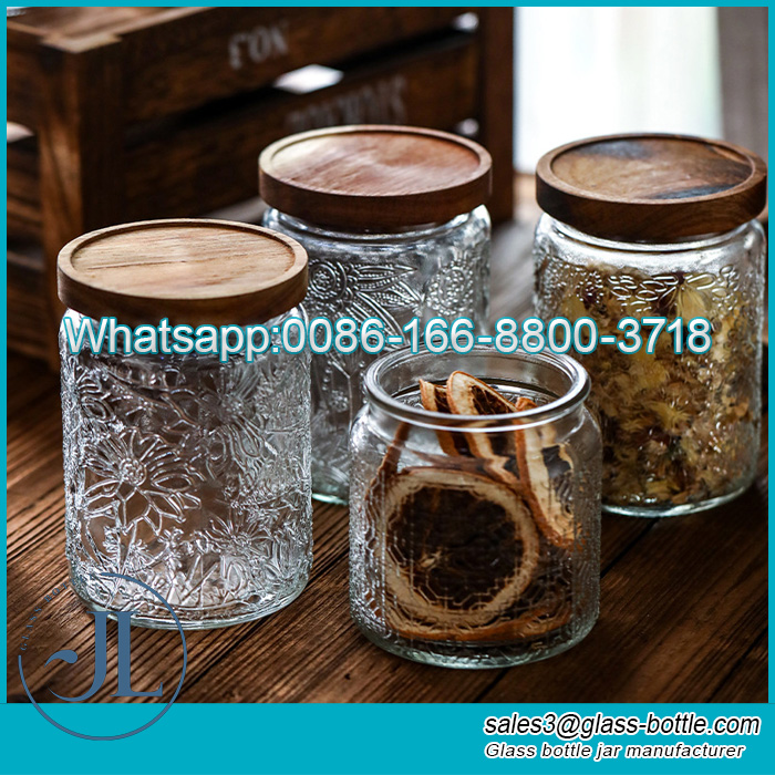 Barattolo portaoggetti in vetro sigillato con fiori di begonia vintage con accessori da cucina