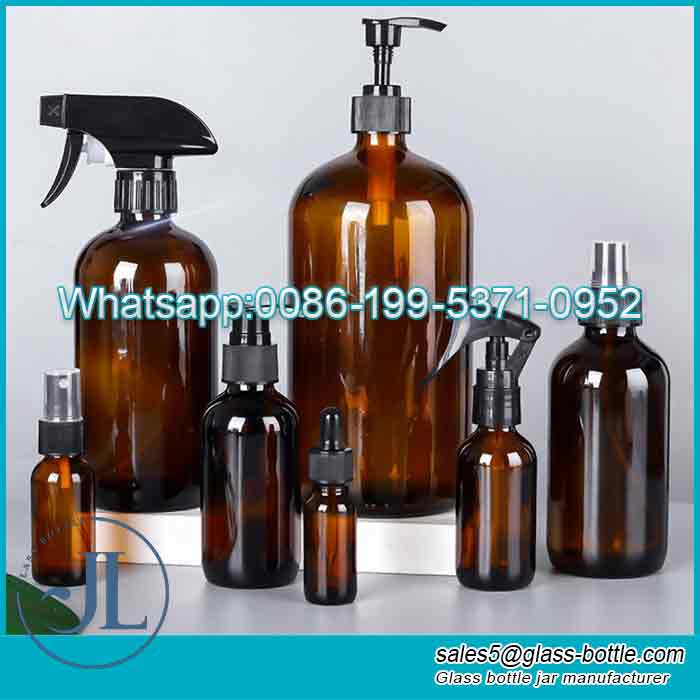 Bernsteinfarbene Schattierungsglasflasche mit ätherischem Öl und reinem Tau