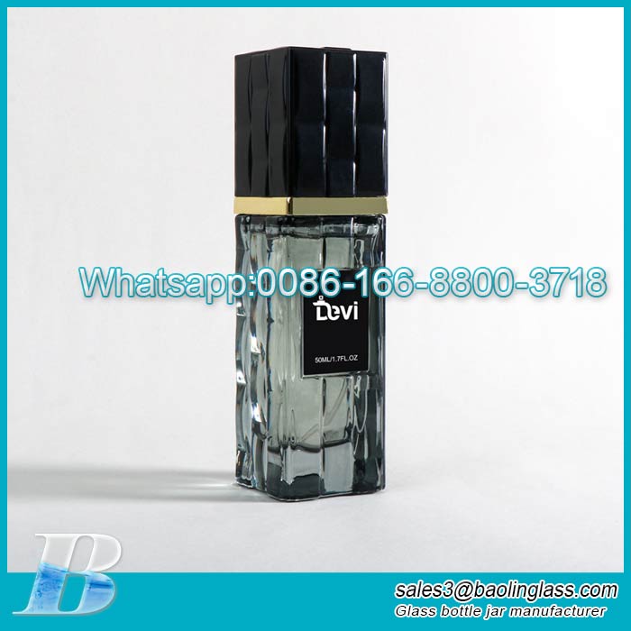 Flacone di profumo da 50 ml di alta qualità in vetro quadrato per pressa di sub-imbottigliamento tipo bottiglia vuota spray per campioni di profumo