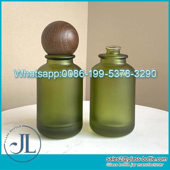 Customize 50ml Glass frosted green perfume bottle with wood lid for fragrance oil packing
