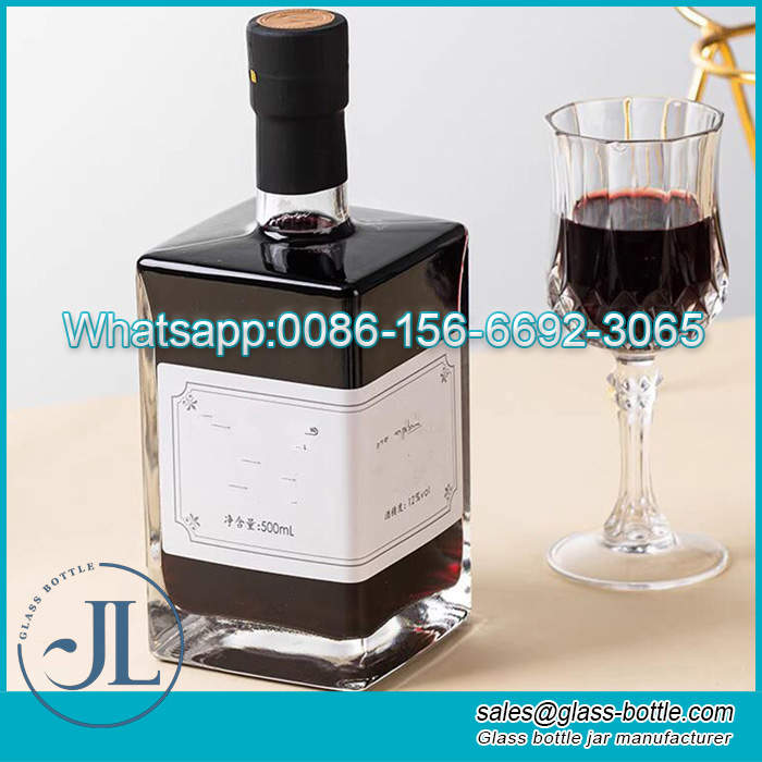 16.9oz / 500ml glass bottle with lid