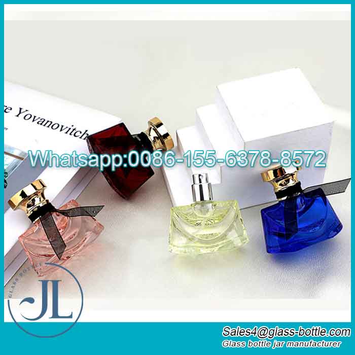 Bouteille de parfum en verre avec nœud papillon élégant et unique de haute qualité avec buse en aluminium