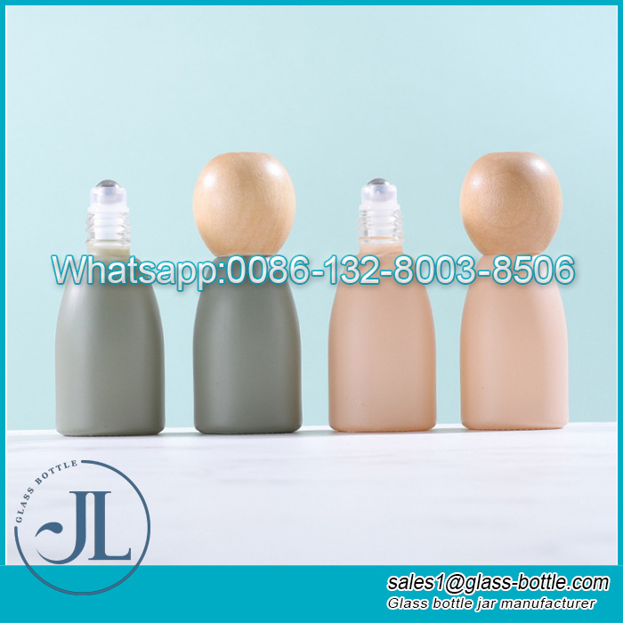 Rotolo di colore Morandi a forma conica su bottiglia di olio essenziale di vetro da 10 ml