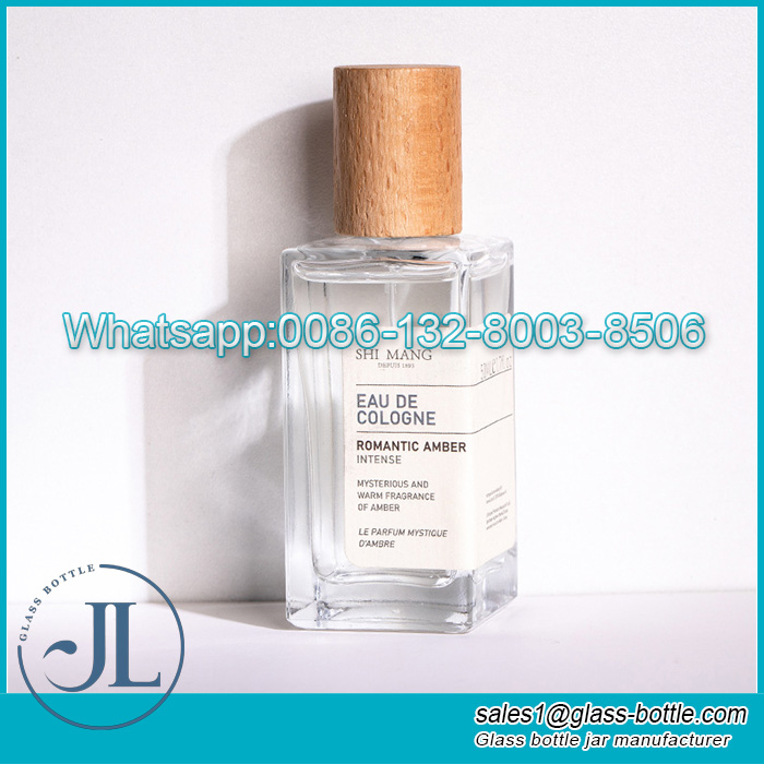 Quadratische 50-ml-Duftflasche aus transparentem Glas mit Holzverschluss und speziellem Etikett